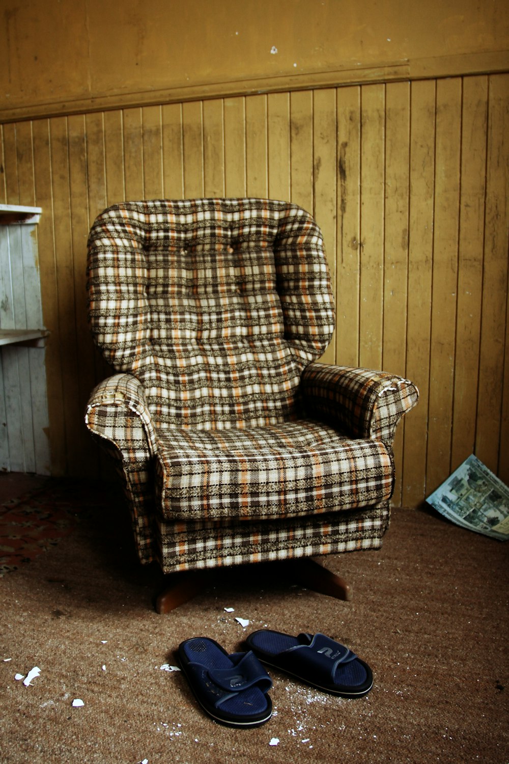 brown, black, and white plaid sofa chair