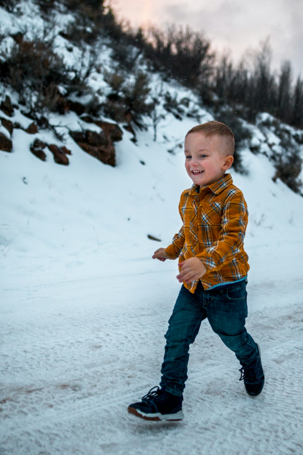 雪の上を歩く少年