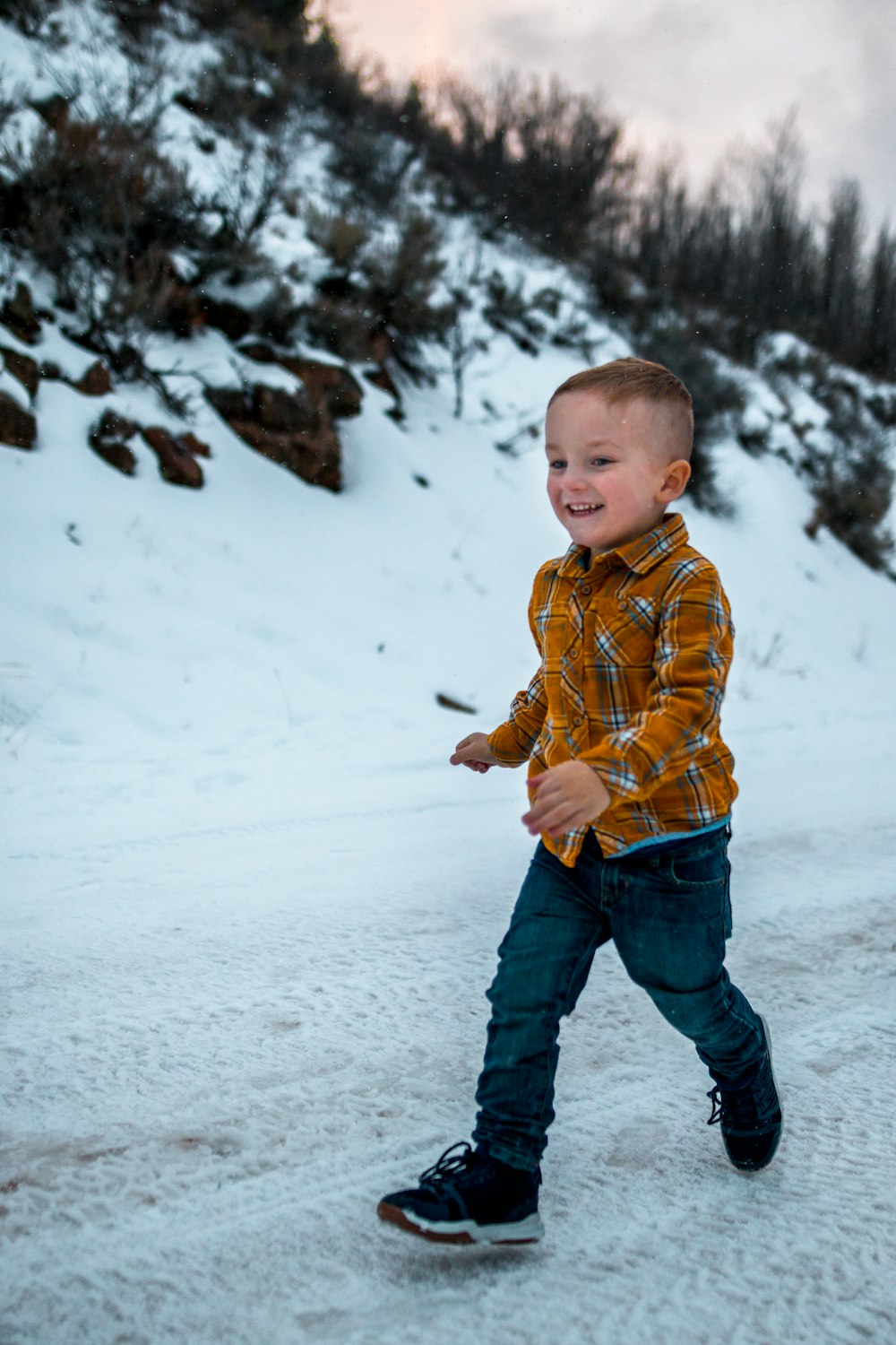 ragazzo che cammina sulla neve