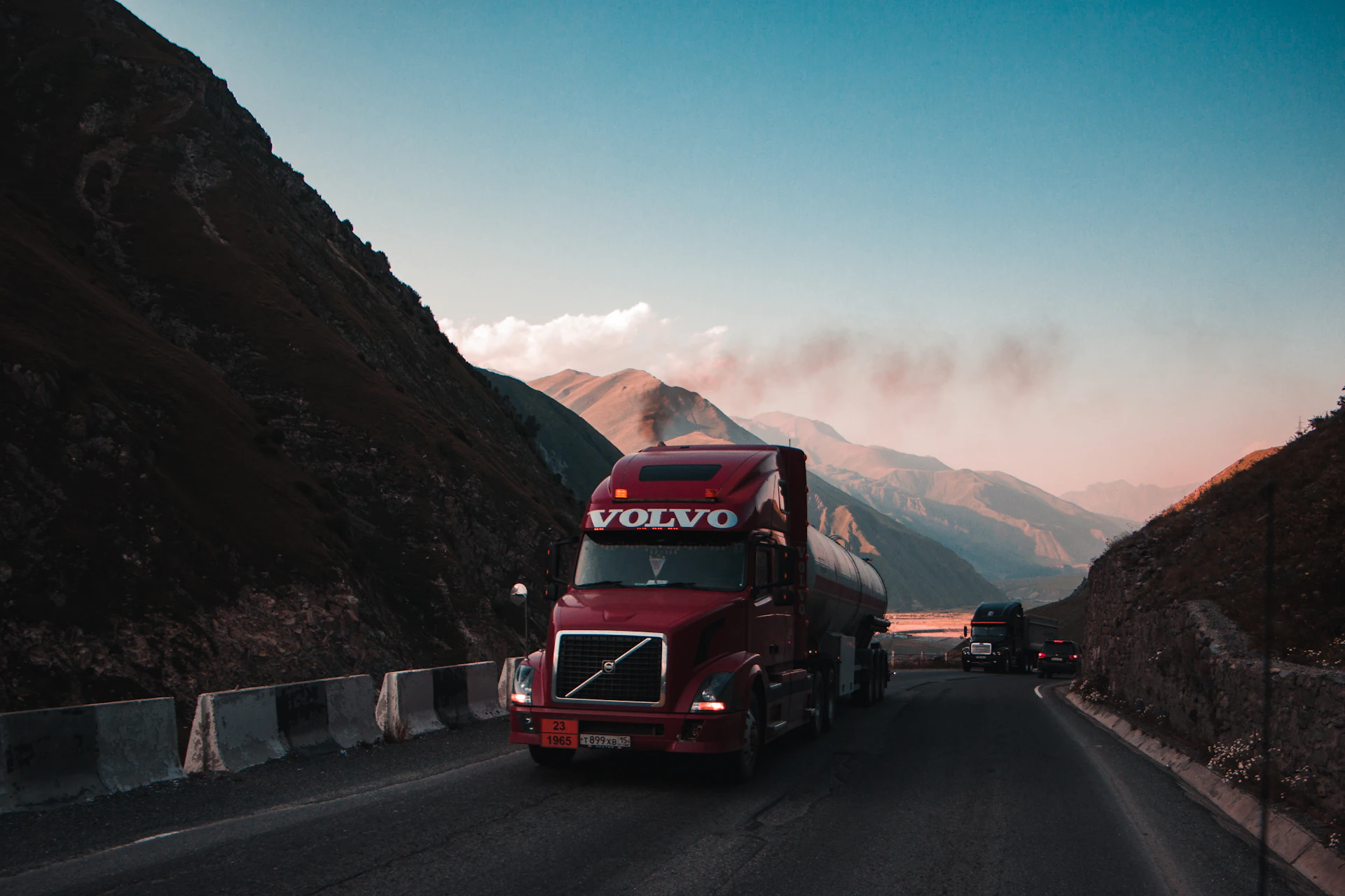 Czerwony samochód marki Volvo