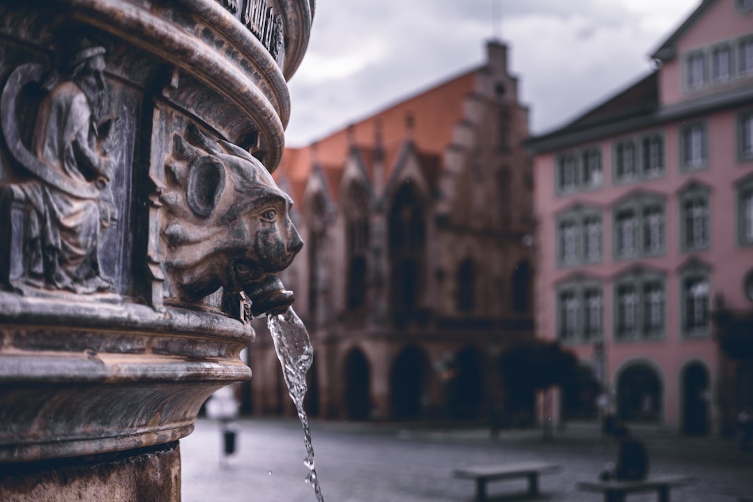 water fountain in closeup photo