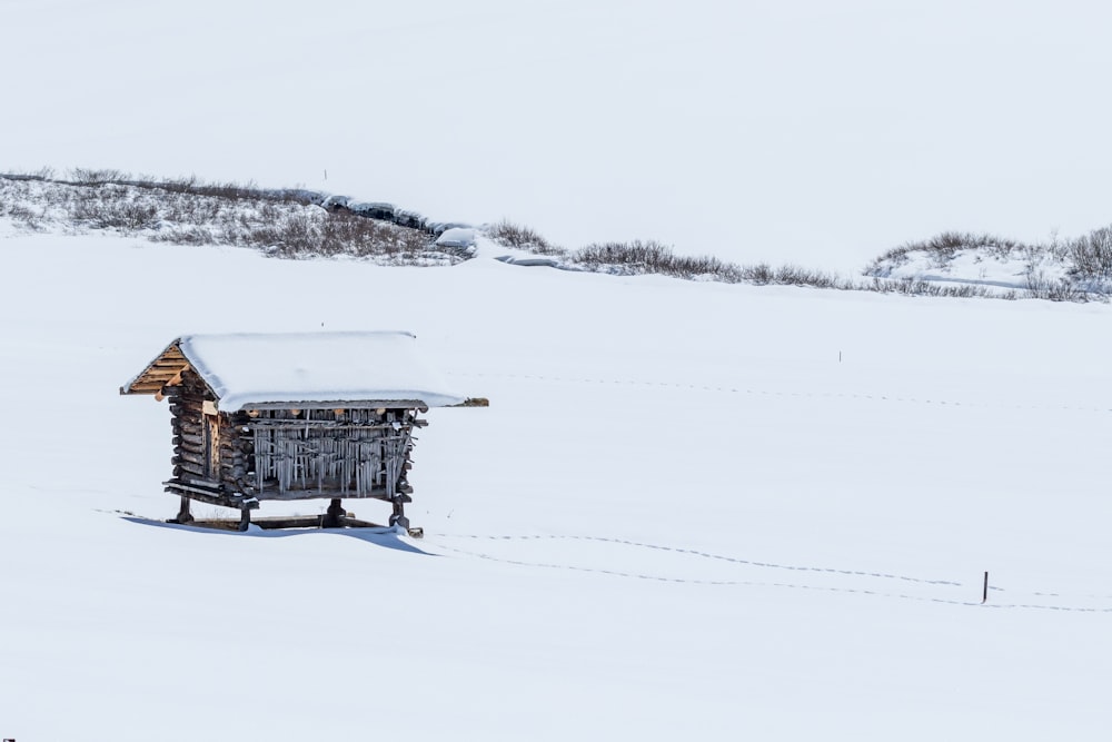 braunes Holzhaus im Winter