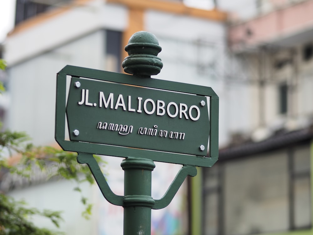 foto de foco seletivo de JL. Sinalização da rua Malioboro