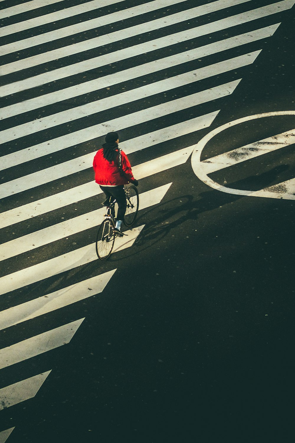 pessoa andando de bicicleta na rua durante o dia