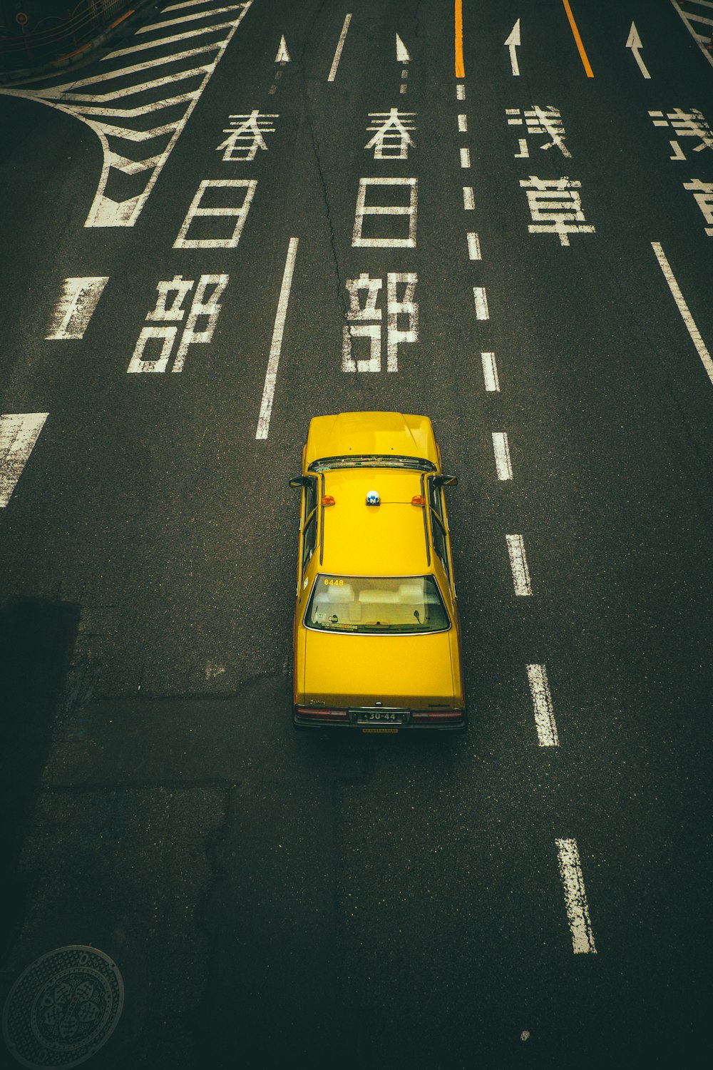 Véhicule jaune sur la route