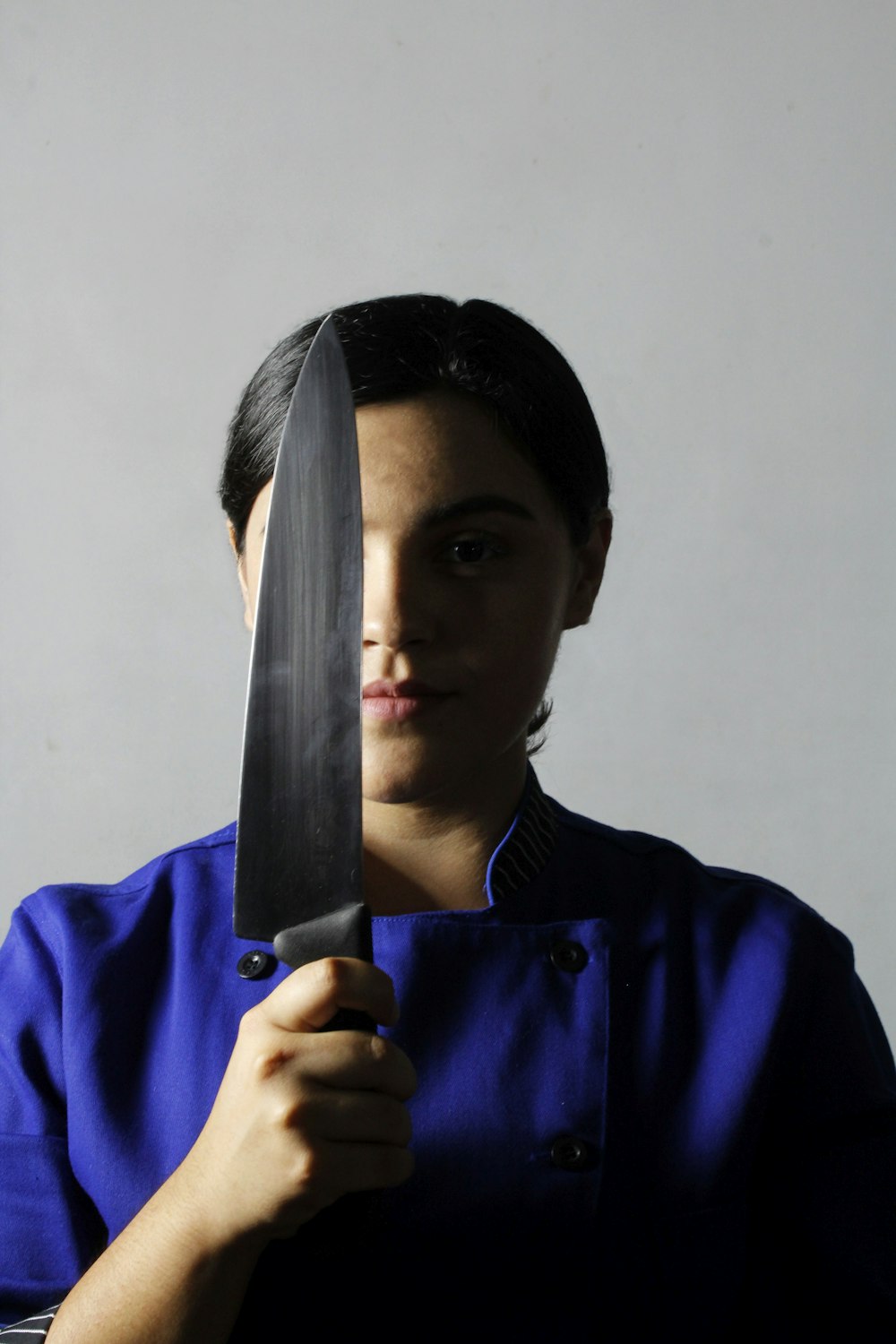mujer sosteniendo cuchillo
