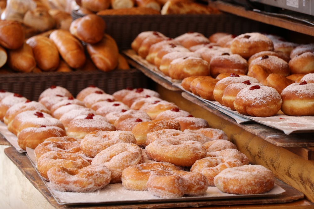 gebackene Krapfen auf dem Tablett