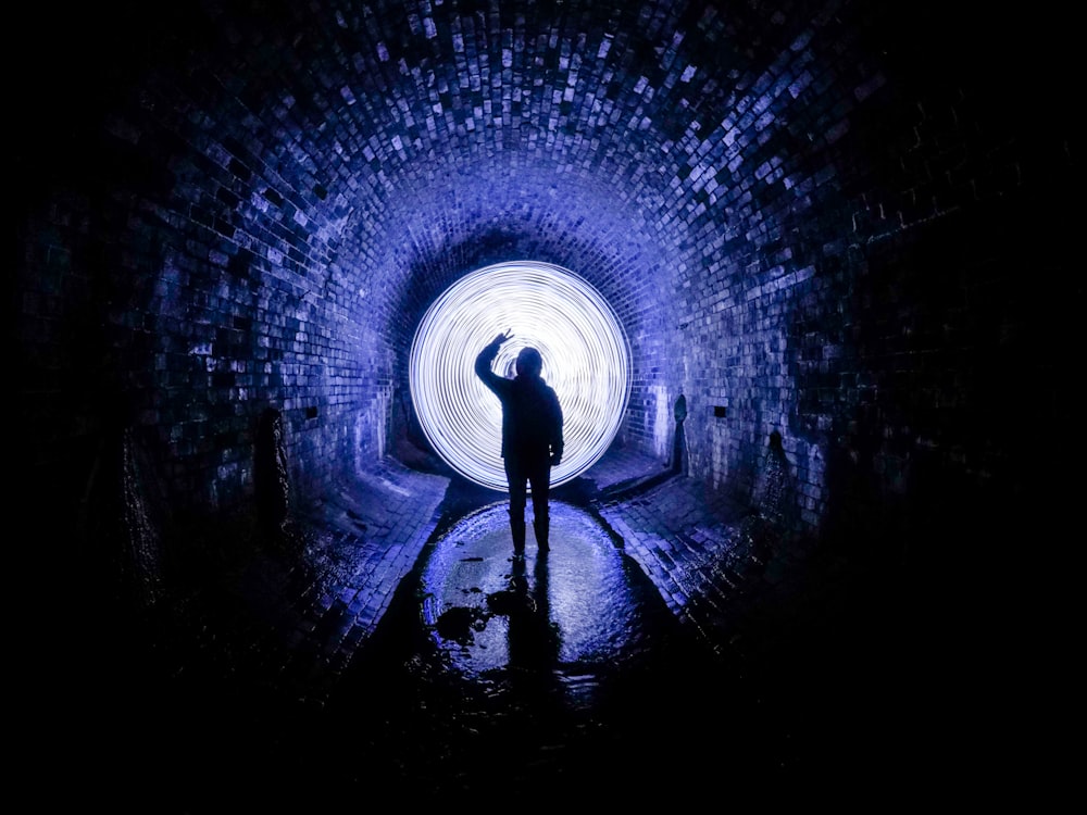 Persona parada en el túnel