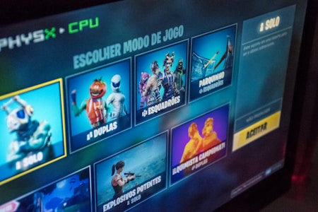 A screenshot of a video game menu showing different game modes with graphical illustrations. The menu is in Portuguese and displays options such as solo, duplas, esquadrões, and others. Bright and colorful imagery is used for each mode, with character figures and animations.