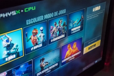 A screenshot of a video game menu showing different game modes with graphical illustrations. The menu is in Portuguese and displays options such as solo, duplas, esquadr&otilde;es, and others. Bright and colorful imagery is used for each mode, with character figures and animations.