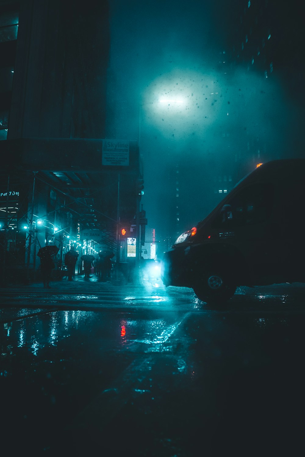 veículo que passa por estrada molhada durante a noite