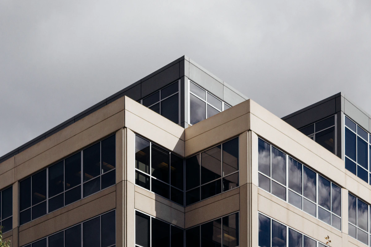 Edificio de concreto blanco durante el día, referencia del caso de plataforma industrial