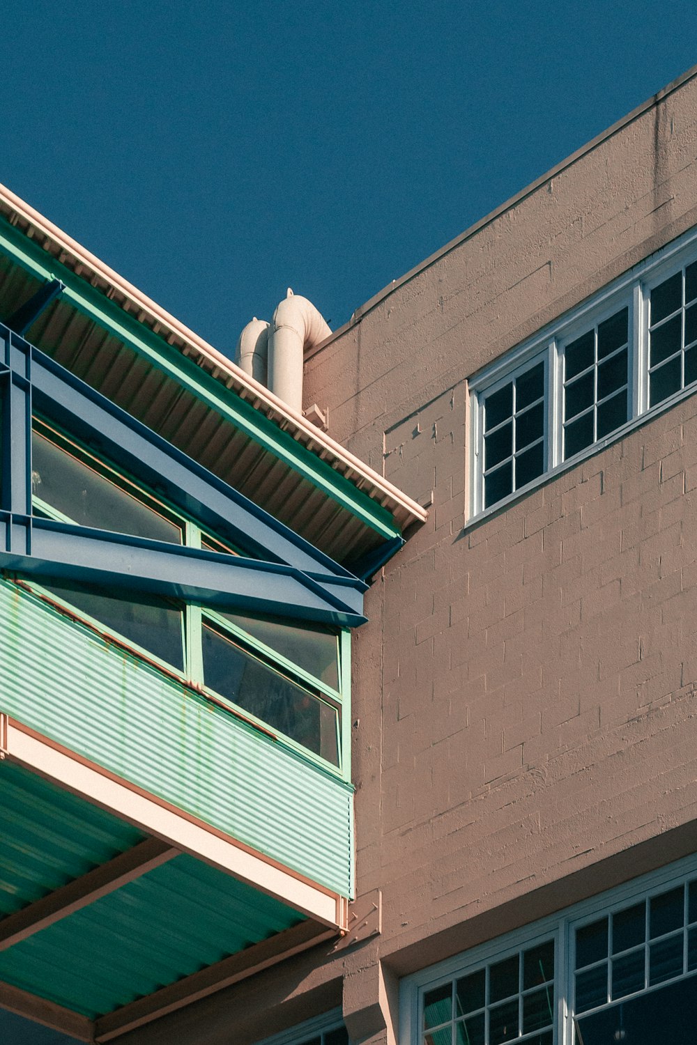 brown and green concrete building