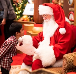 Jeune enfant parlant au Père Noël dans un centre commercial