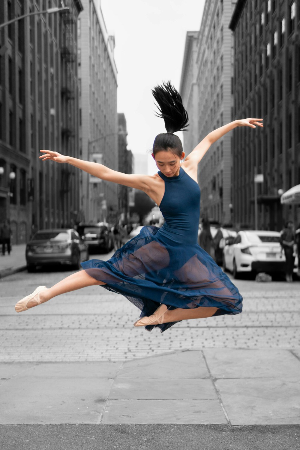 springende Ballerina trägt tagsüber blaues Kleid