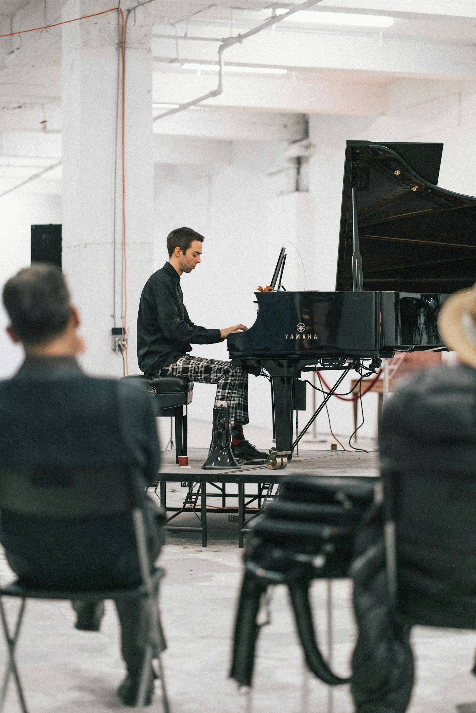 Sony a7S II + Sony FE 85mm F1.8 sample photo. Man playing piano on photography