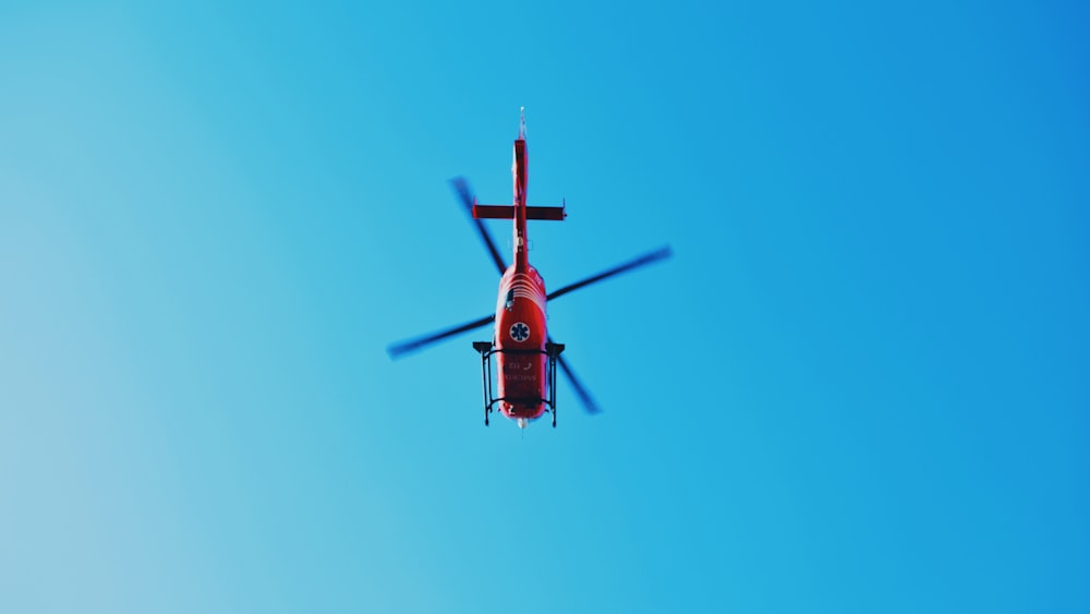 Rotes Flugzeug am Himmel