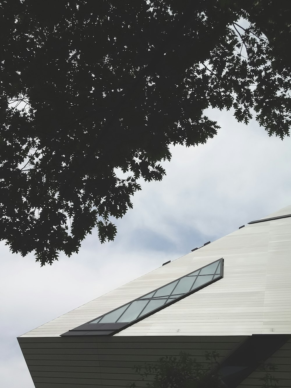 Maison au toit blanc pendant la journée