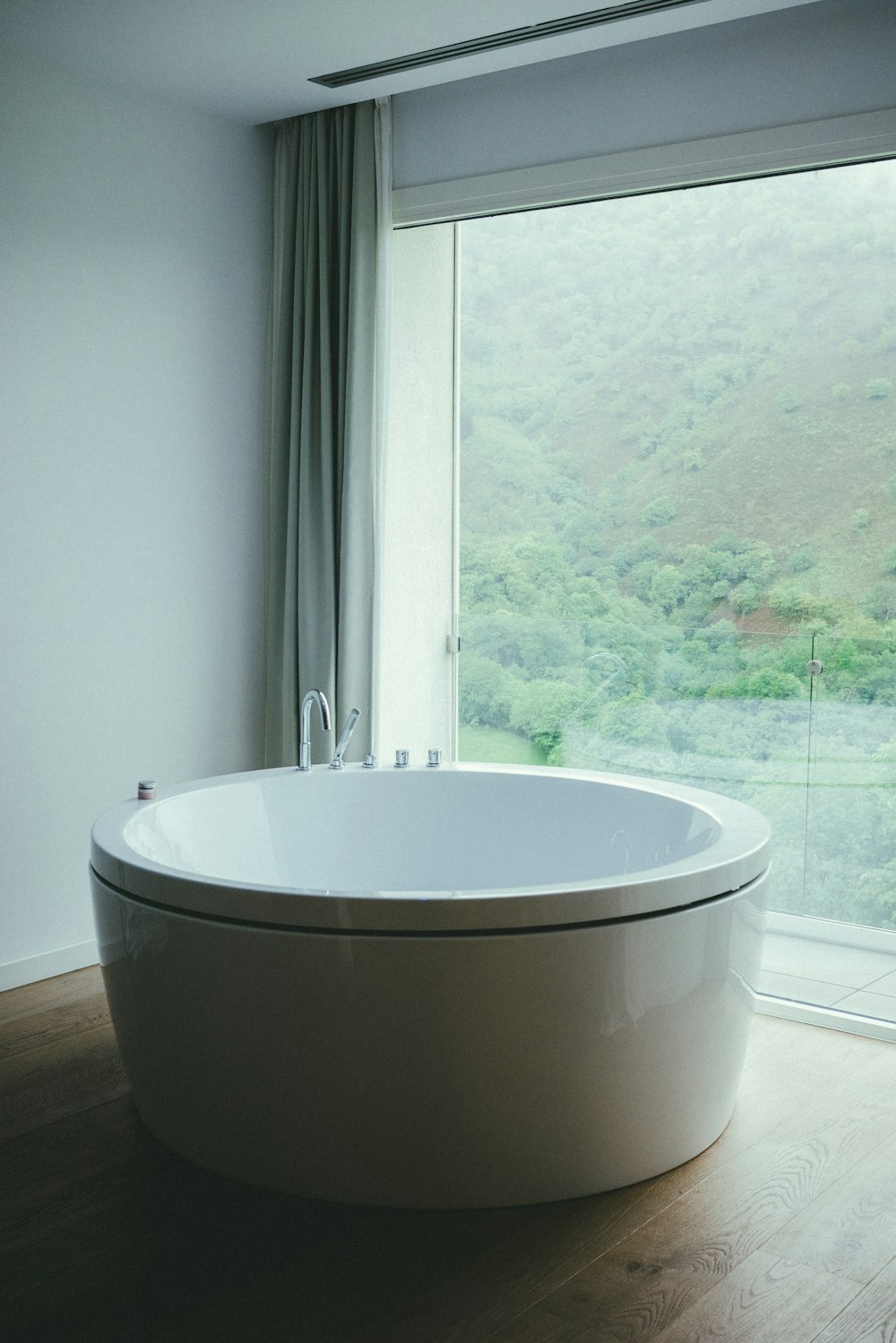 round white ceramic bathtub