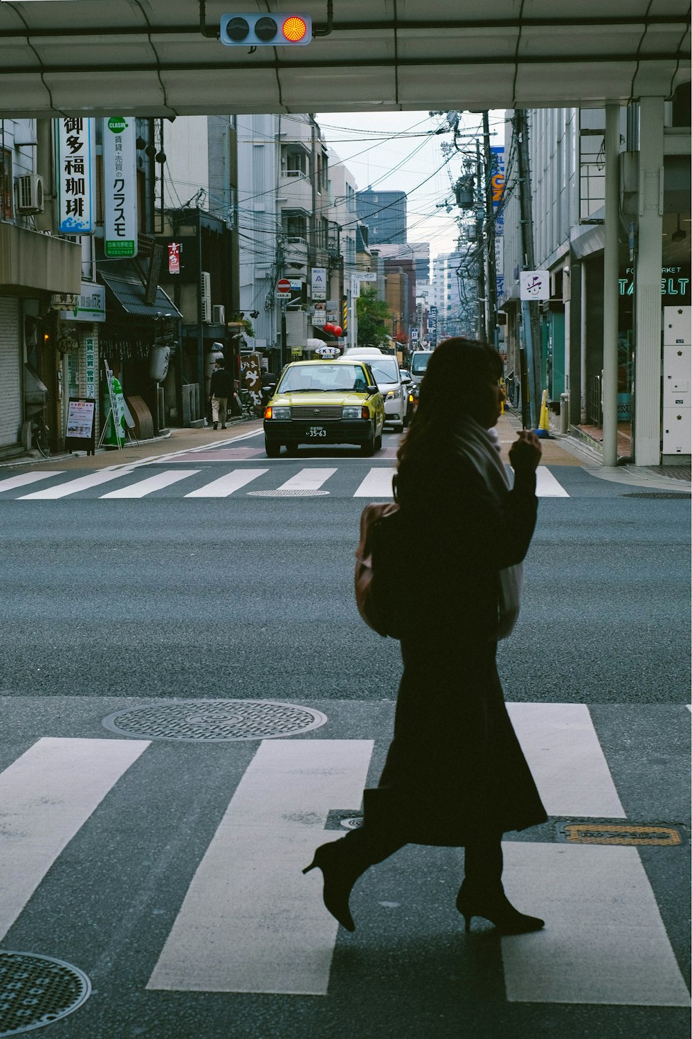 mujer caminando por la calle durante el día