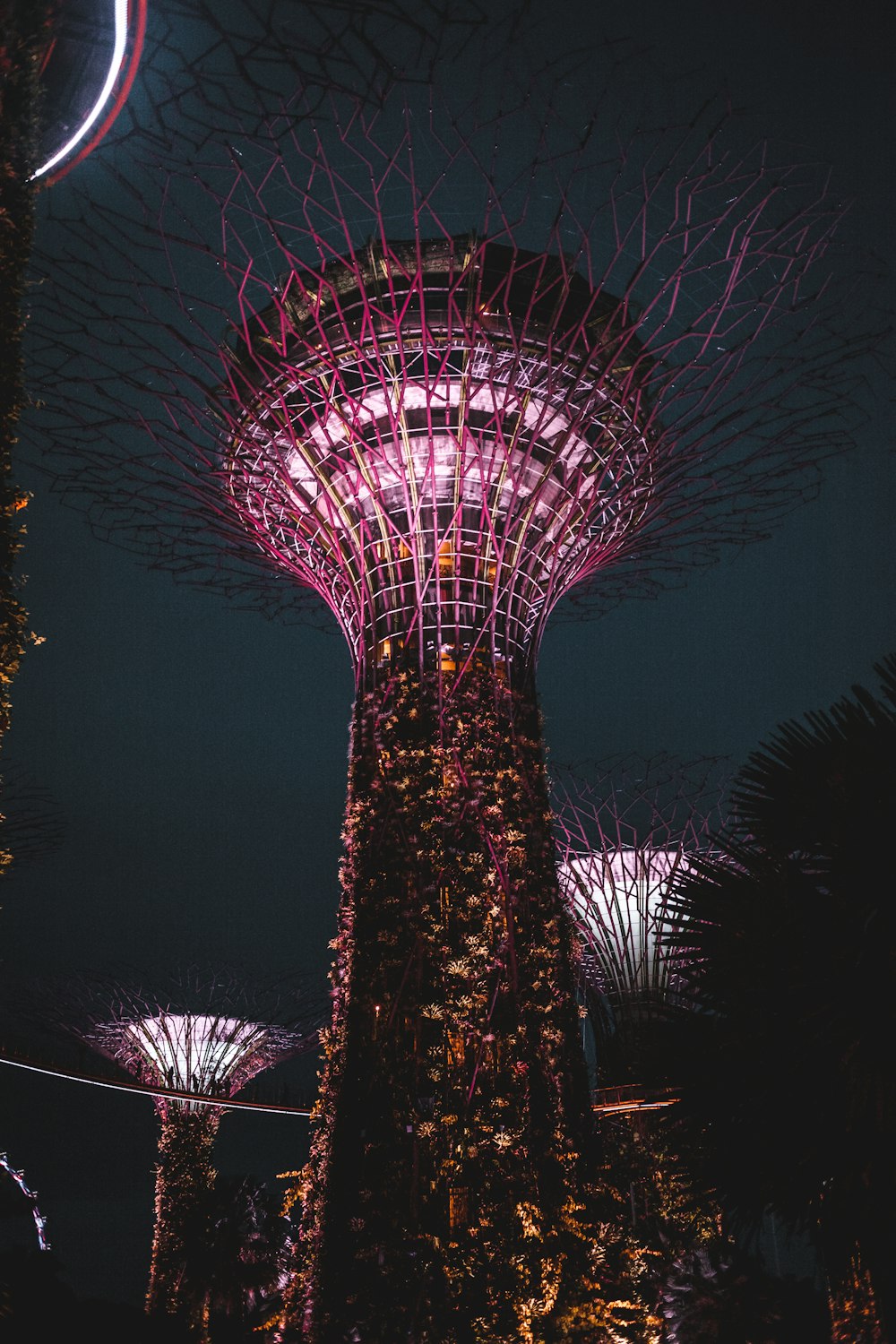 torre illuminata viola