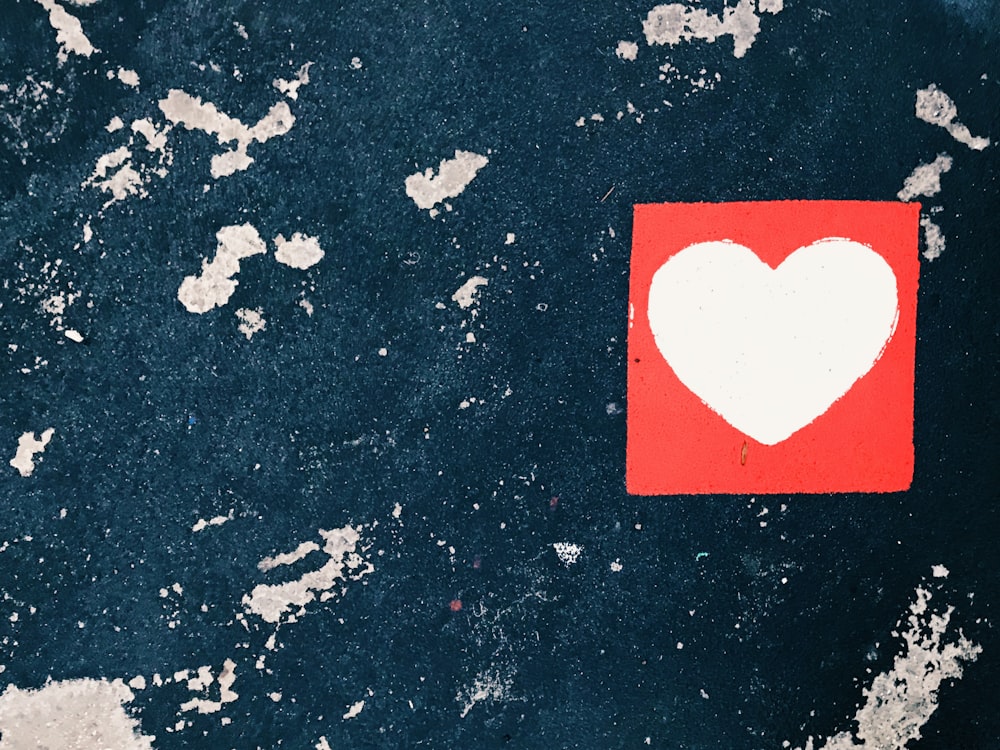 Un cuore dipinto su un pezzo di carta