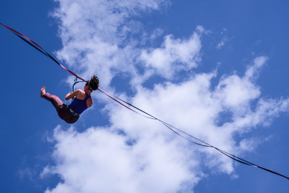Frau hängt mit Seil an der Luft