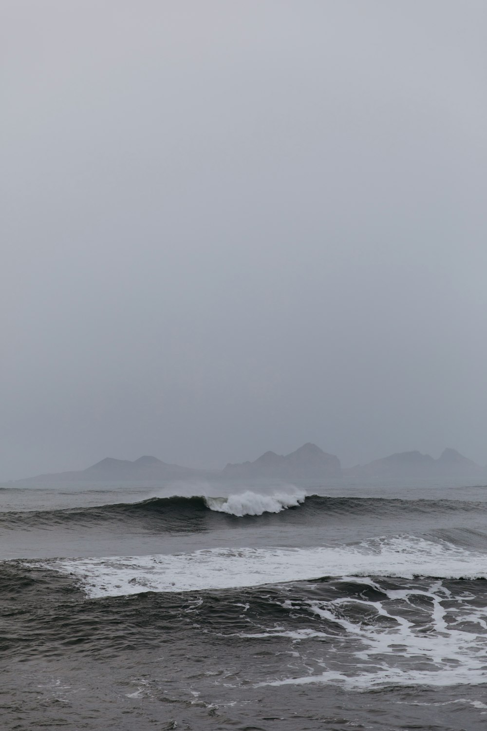 sea waves during daytime