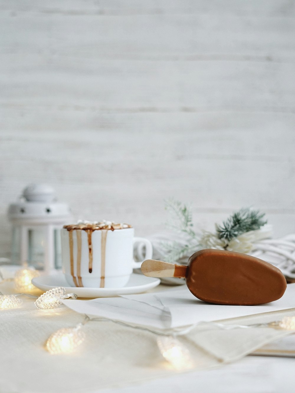 Kaffee in weißer Keramiktasse auf dem Tisch