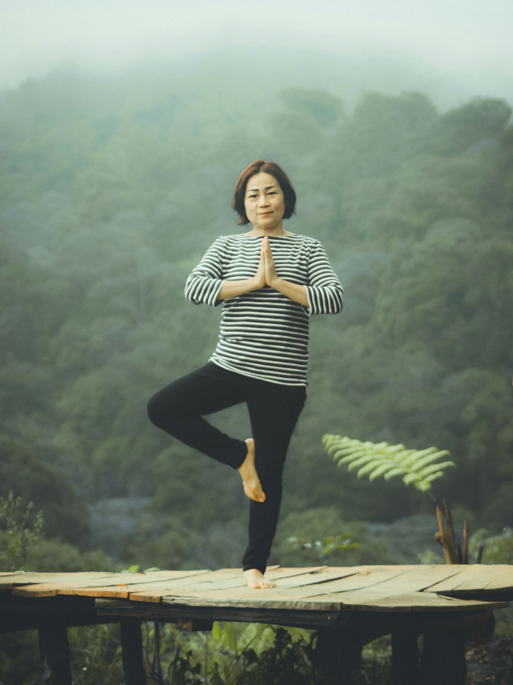 woman doing exercise at daytime