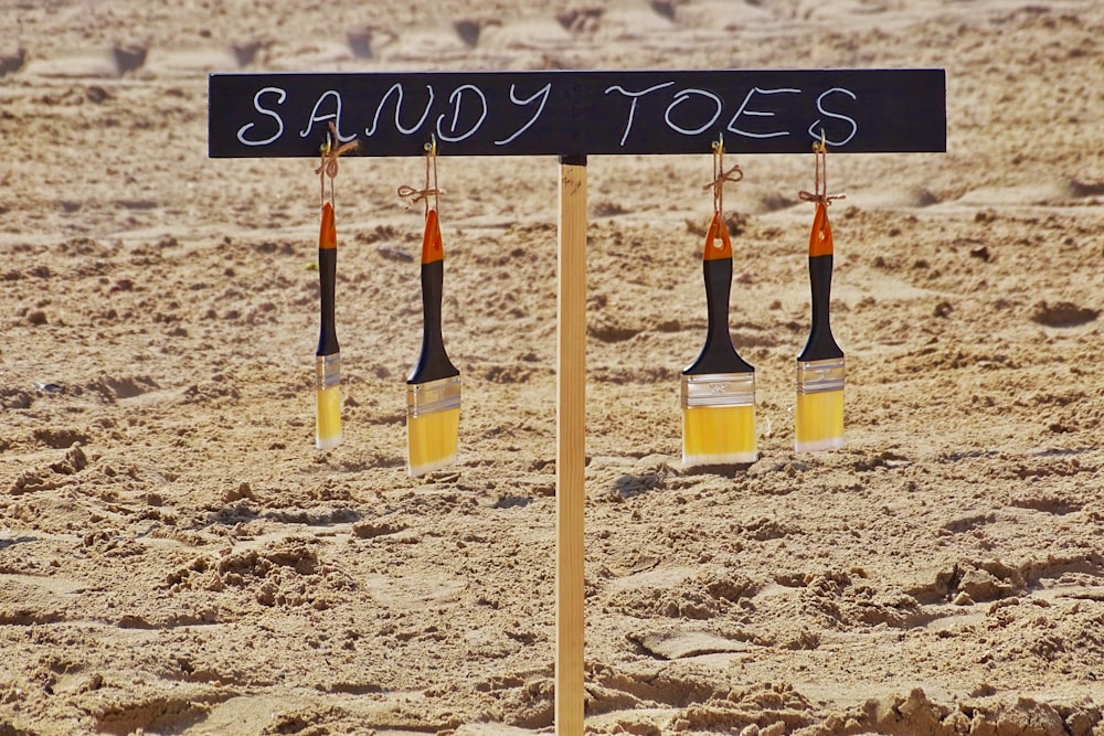 sandy toes sign during daytime