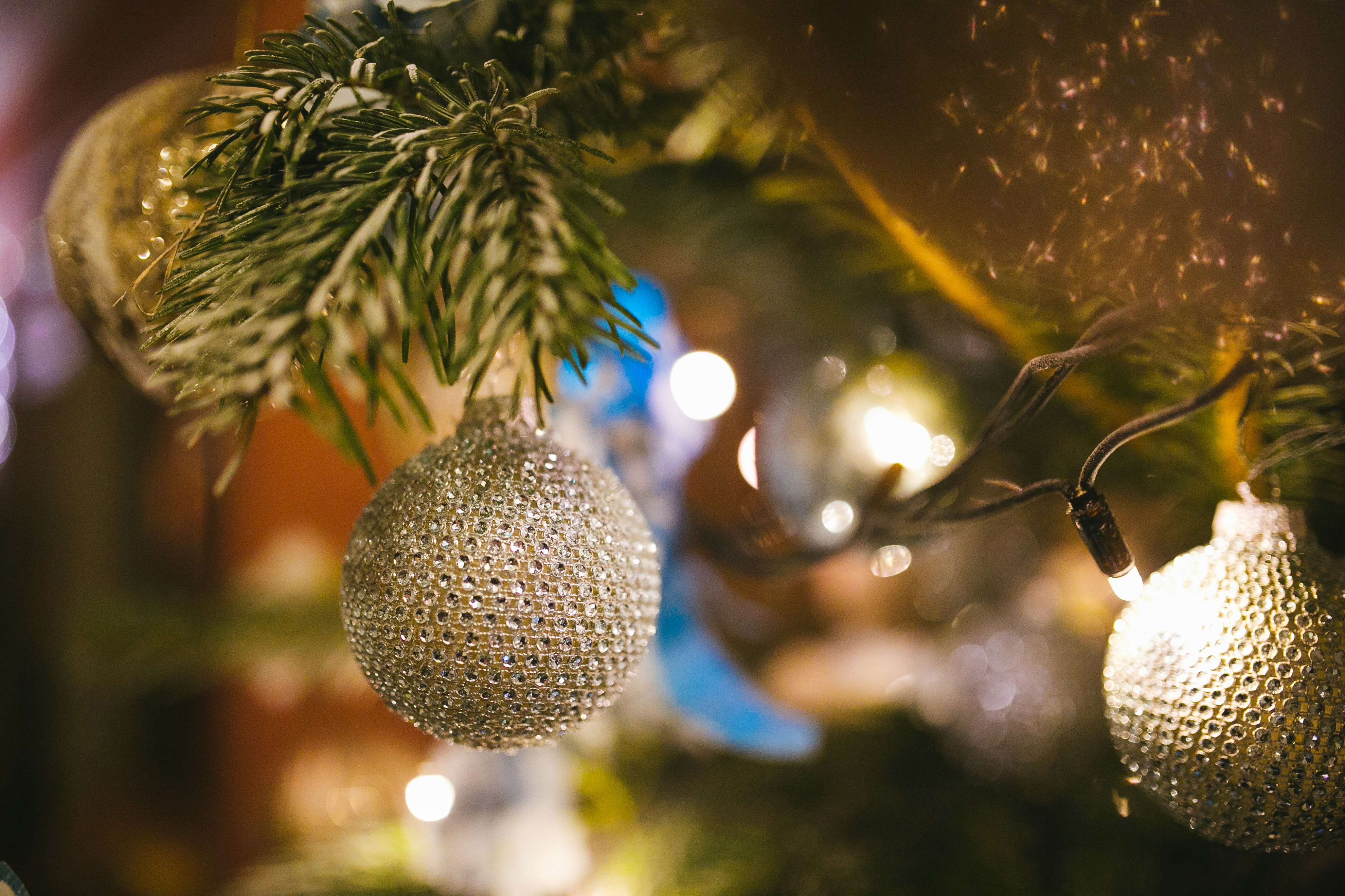 close-up photography of Christmas bauble