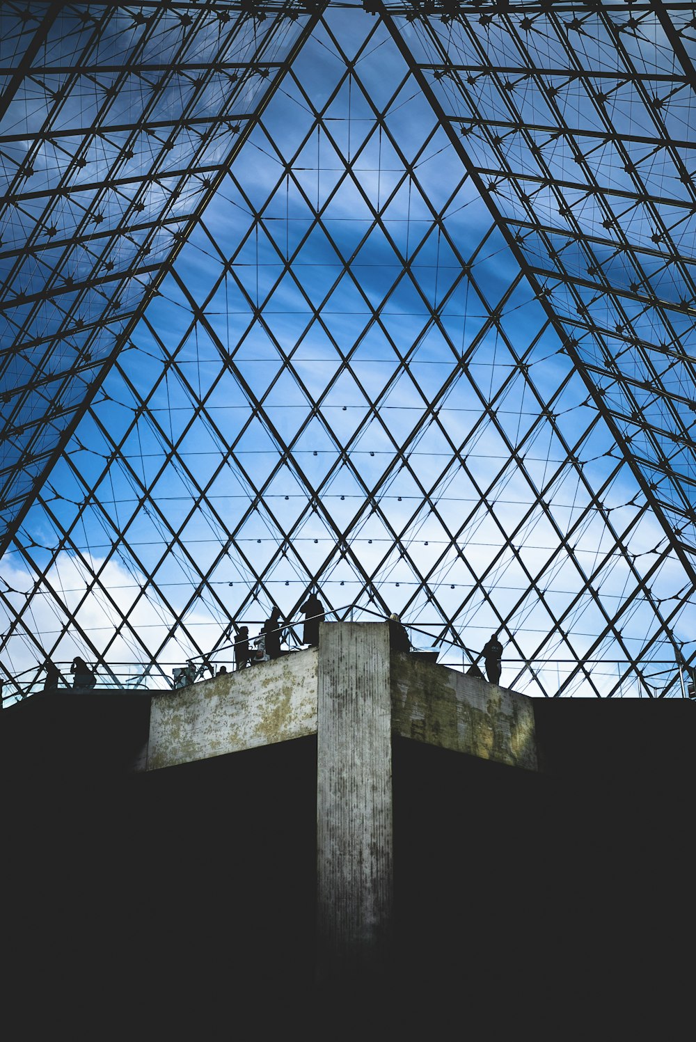 photo en contre-plongée du musée du Louvre