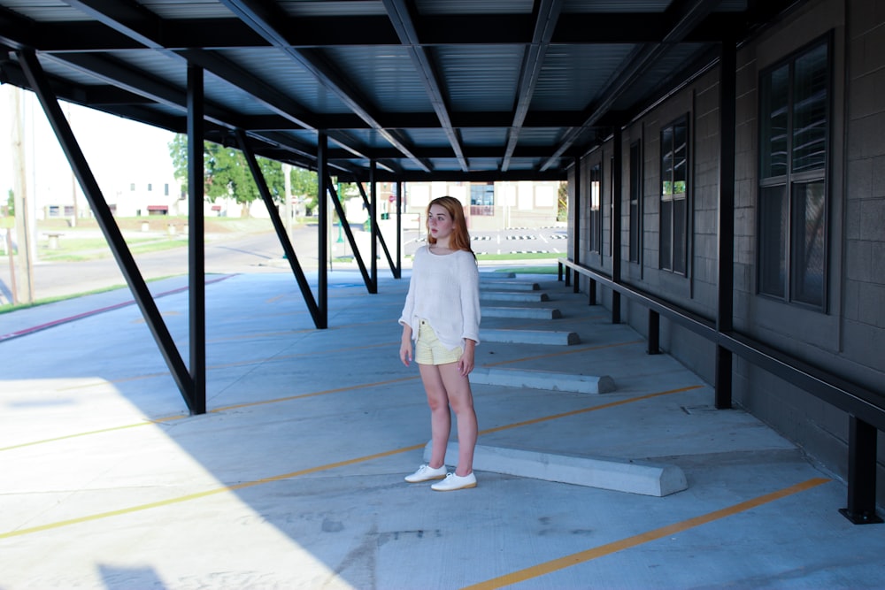 Frau steht auf Parkplatz