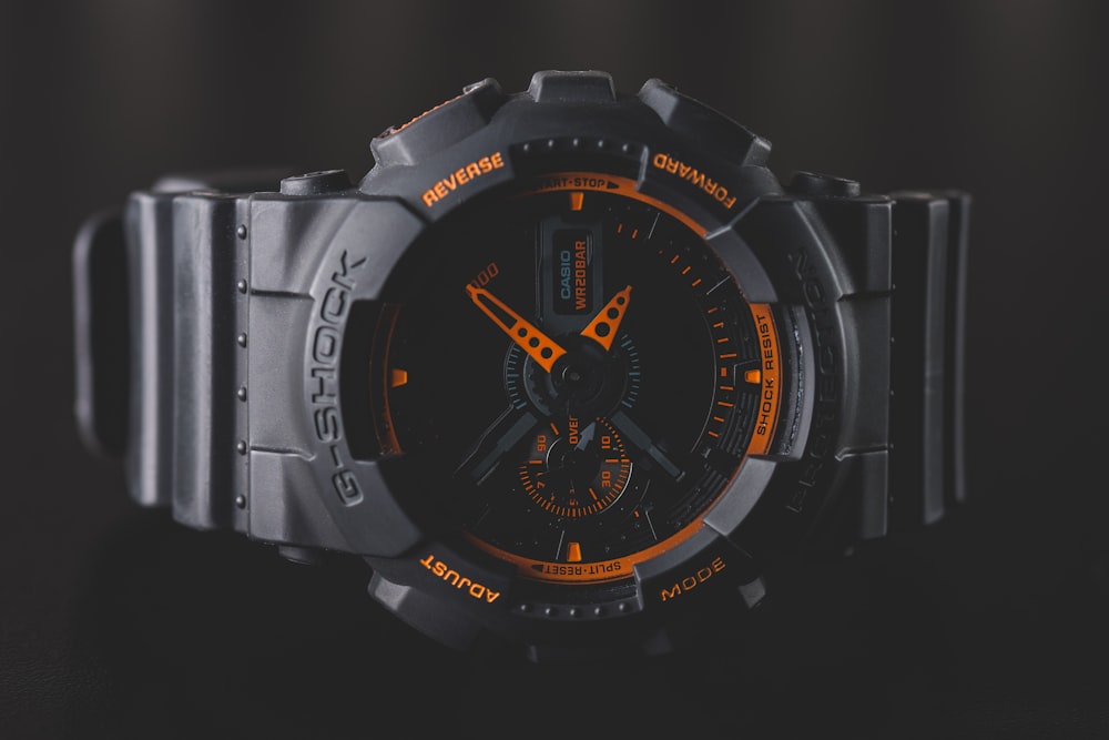 Reloj analógico Casio G-Shock redondo negro y naranja