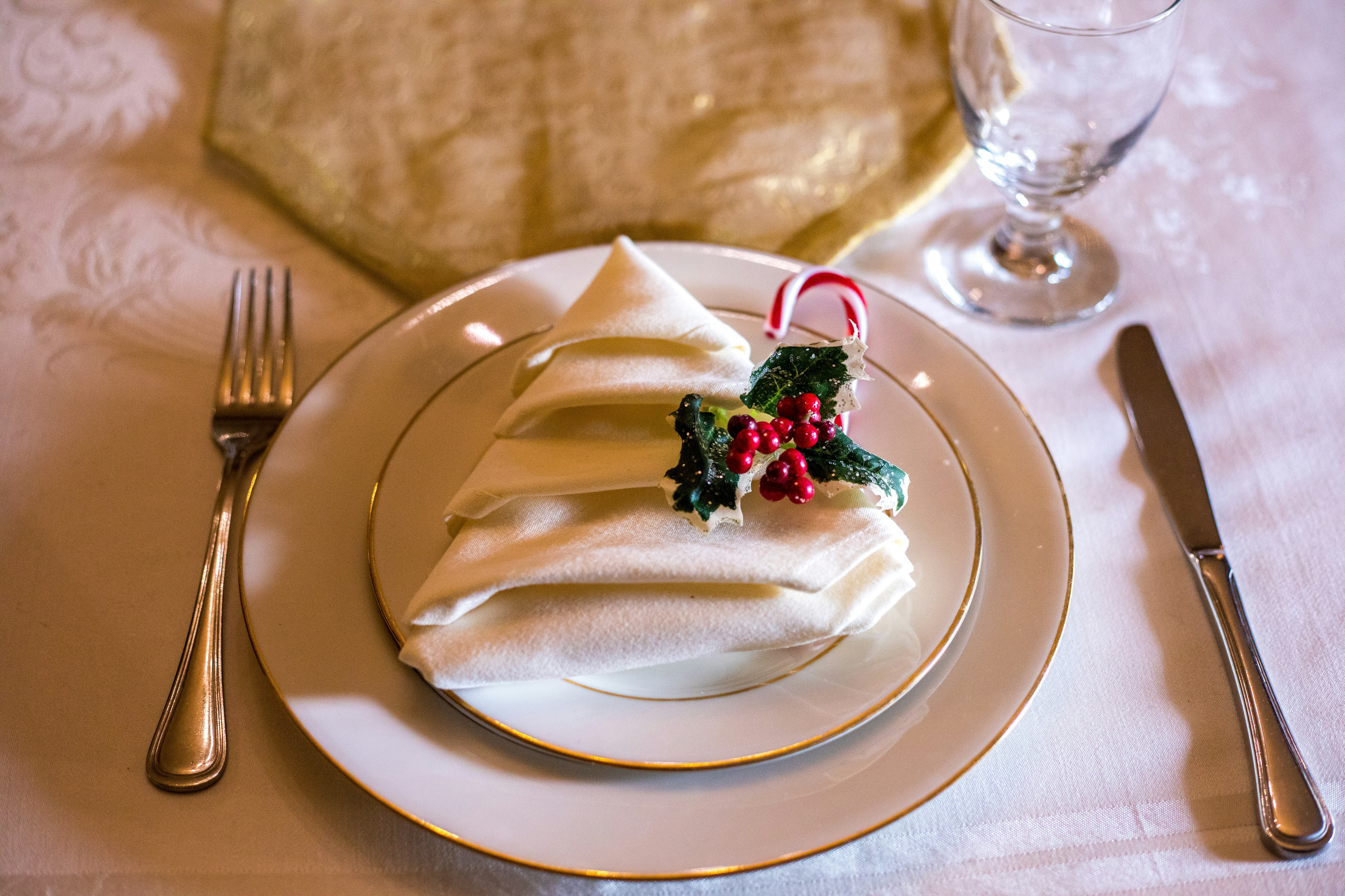 ナプキンで結婚式のテーブルコーディネートを楽しむ アイデア16選 けっこんらぼ