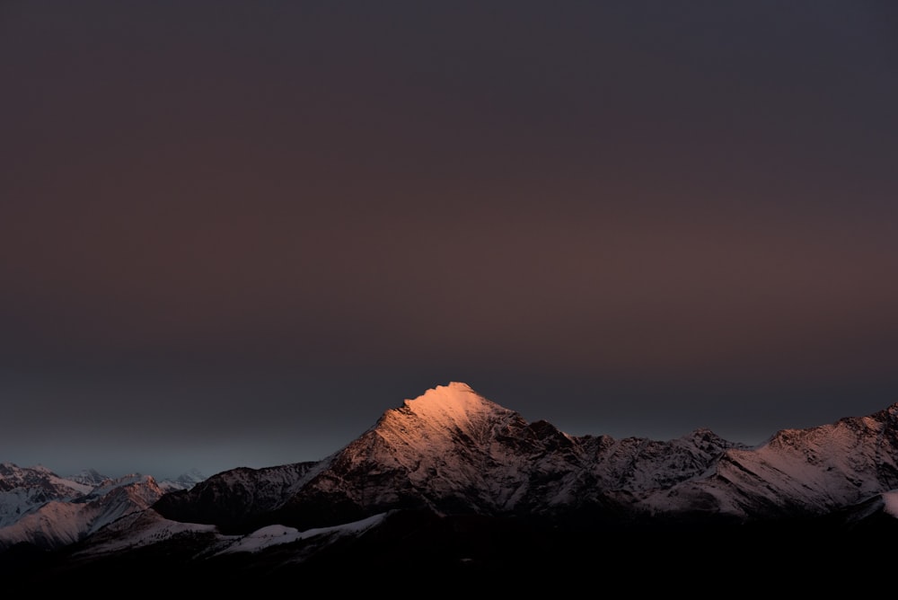 Montaña cubierta de nieve durante la noche