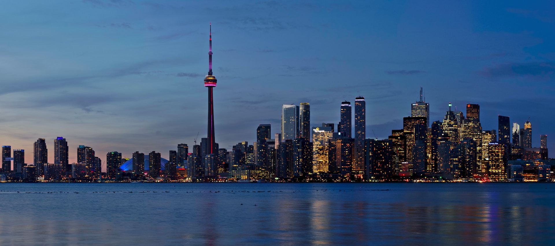 CN tower during daytime