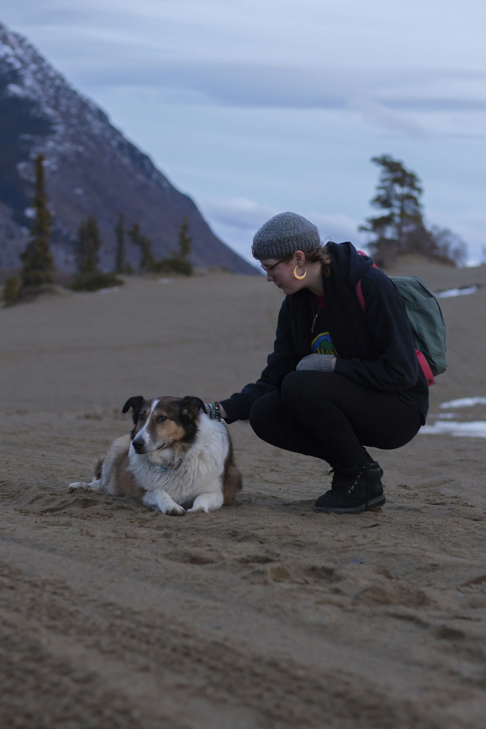 mulher segurando o cão deitado no chão