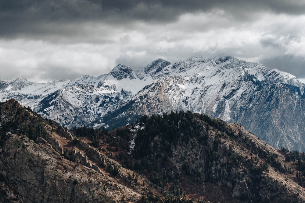 Fondo de pantalla de la cordillera nevada