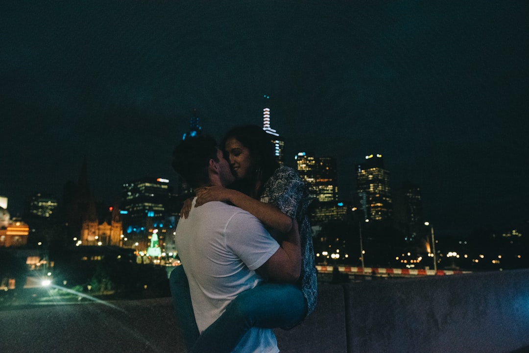 Москва досуг ночью. Фото девушка с парнем на небоскребе обнимаются.