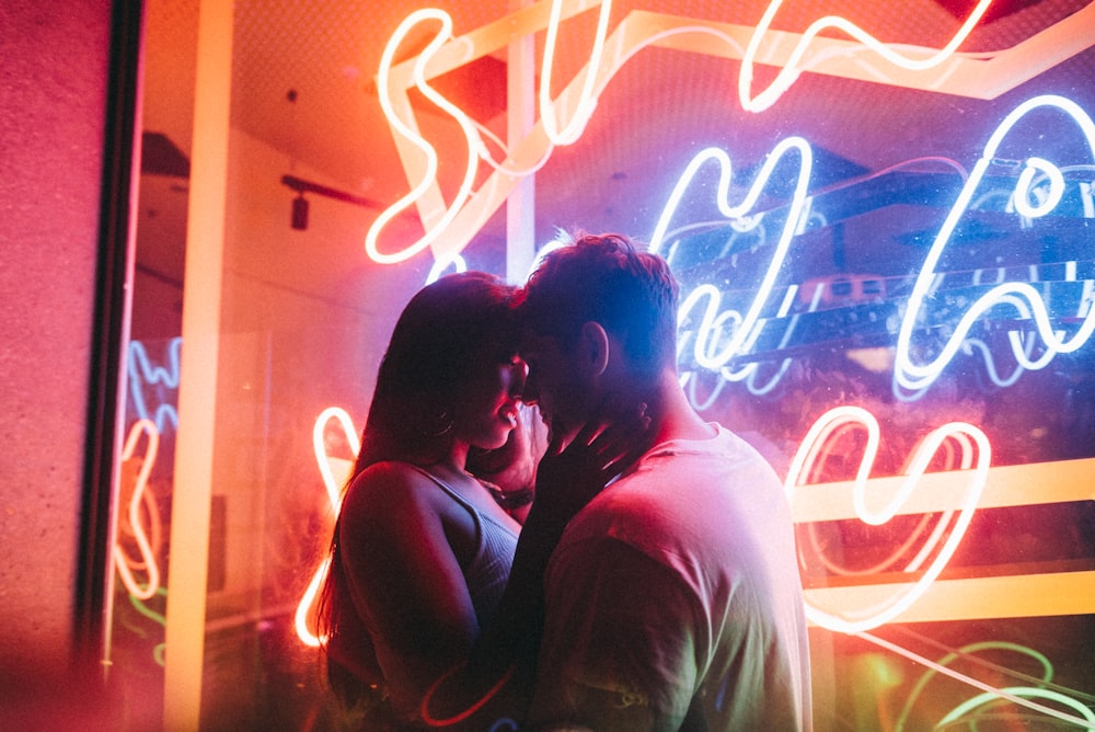 duas pessoas se beijando perto do restaurante