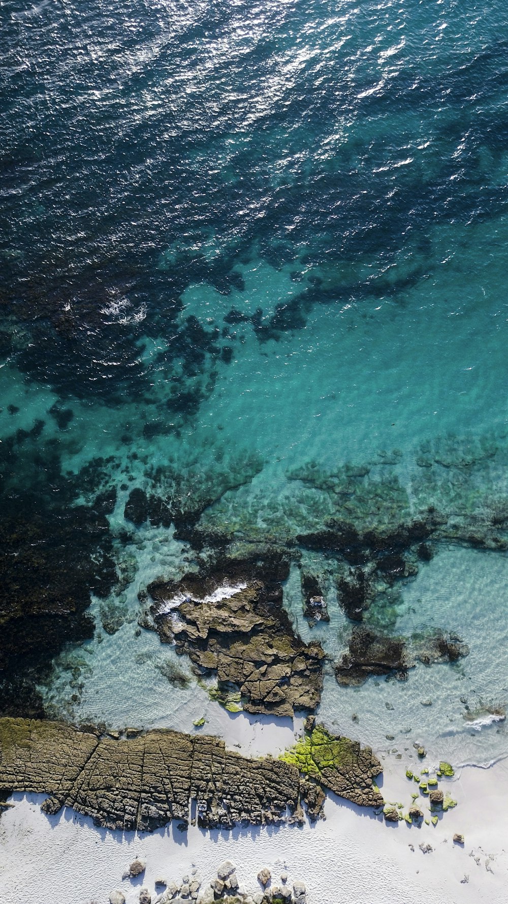 Fotografia aerea di uno specchio d'acqua calmo durante il giorno