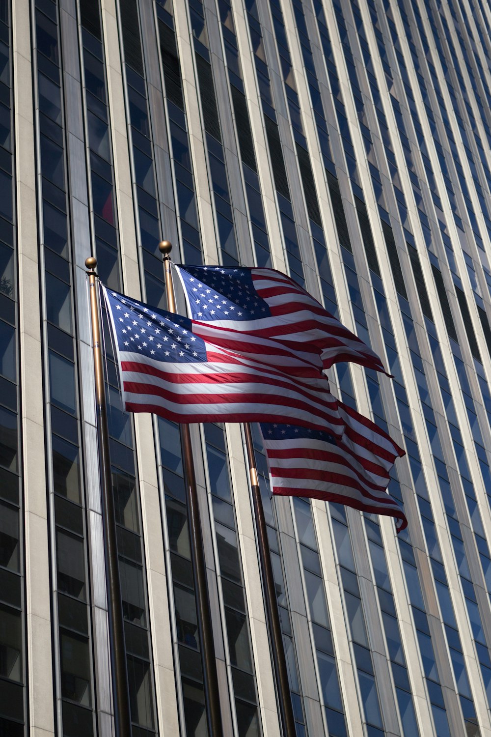 trois drapeaux américains agités