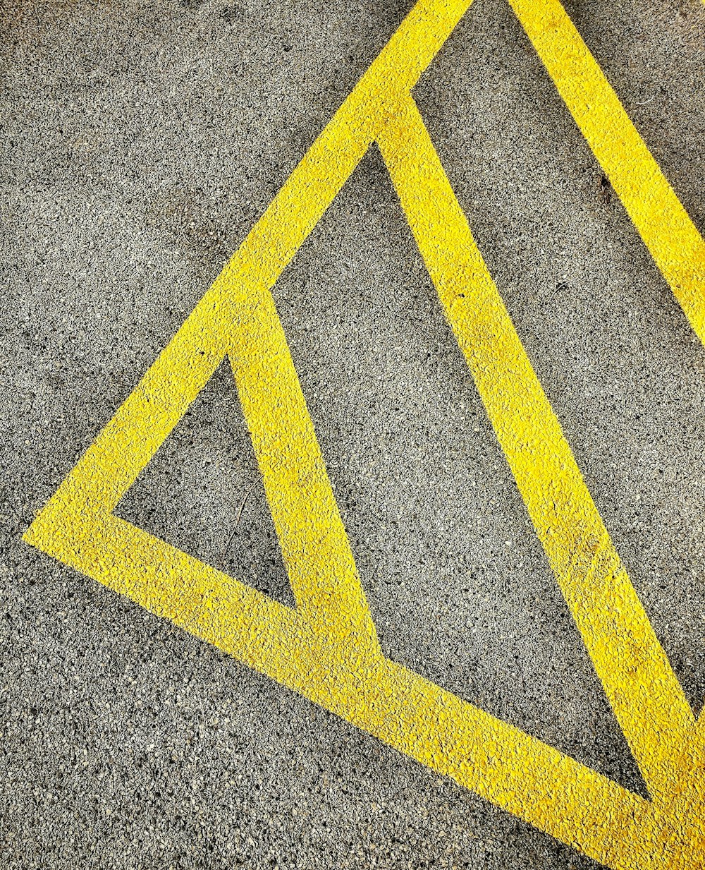 Foto de close-up do pavimento de concreto cinza e amarelo