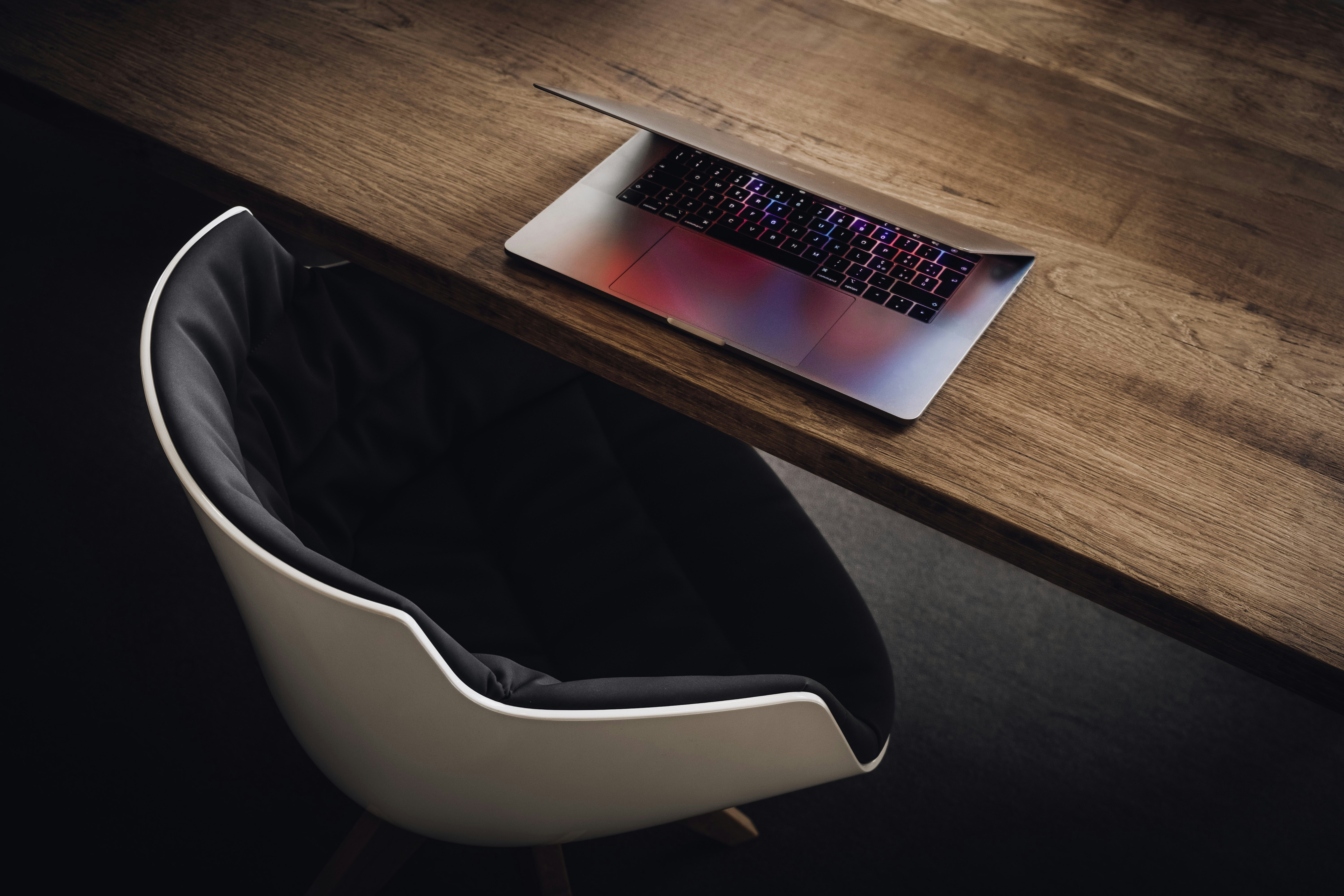 Modern laptops open on desk showing various brands and models for comprehensive reviews