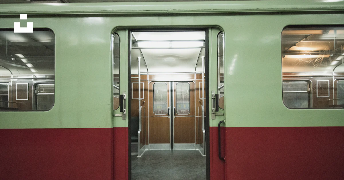 Green and red train photo – Free Metro Image on Unsplash