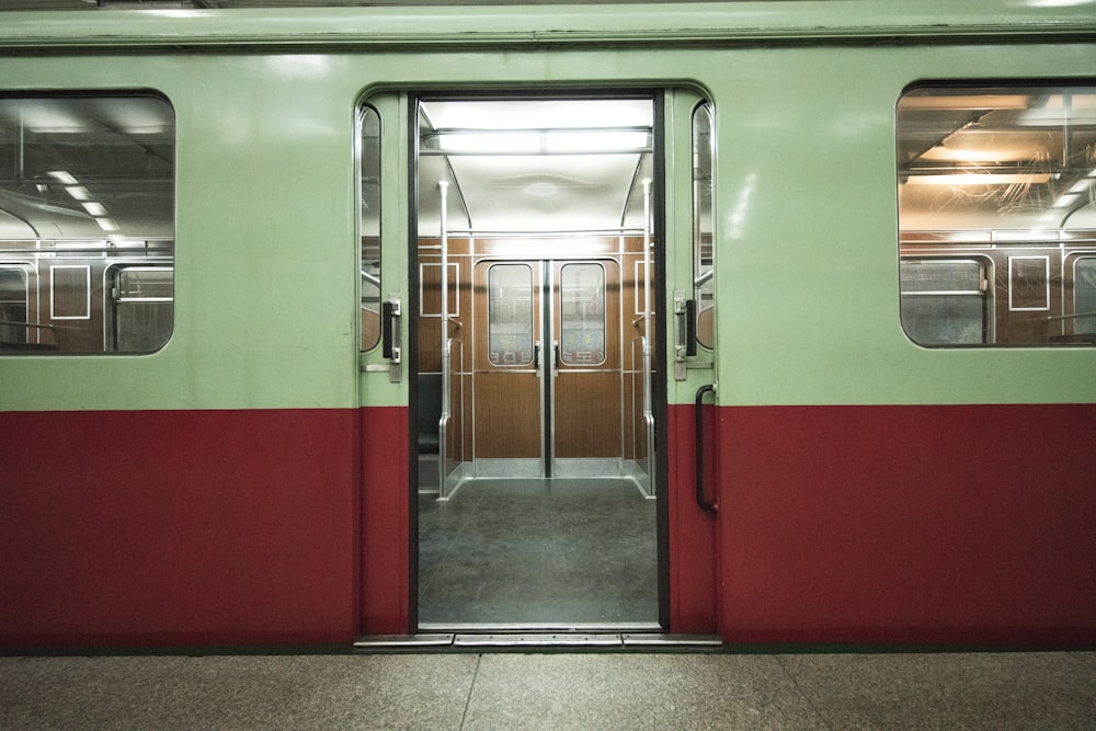 Train vert et rouge