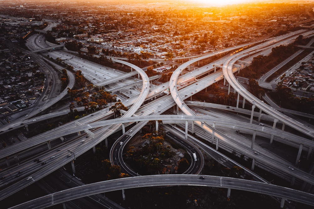 Fotografía aérea de las carreteras de la ciudad durante el día