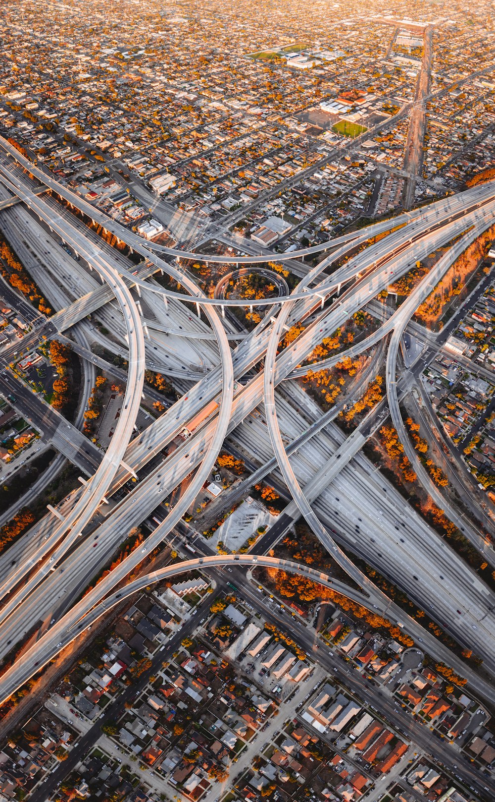 Fotografía aérea de la carretera de la ciudad